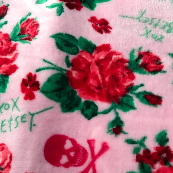 Betsey Johnson Pink Roses Bouquet Skulls Throw - Picture 7 of 8